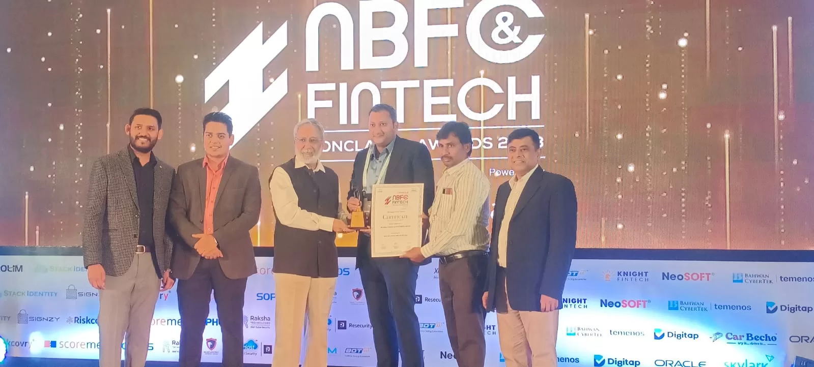NBFC Awards_TT SRINIVASRAGHAVAN and Mr. R. Vignesh, CEO of Maximal Finance.jpeg