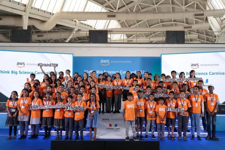 Students-at-the-AWS-Think-Big-Science-Carnival-2.jpg
