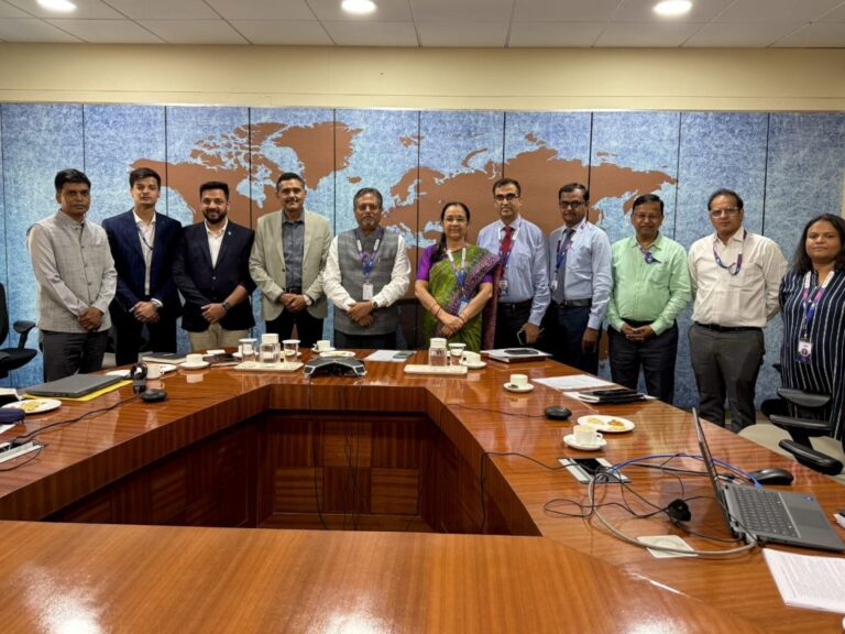Amit-Shukla-Head-of-Energy-Solutions-Business-at-Luminous-Power-Technologies-with-SBI-officials-during-the-MoU-signing.jpg