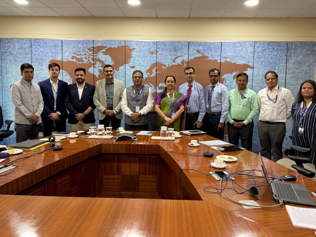 Amit-Shukla-Head-of-Energy-Solutions-Business-at-Luminous-Power-Technologies-with-SBI-officials-during-the-MoU-signing.jpg